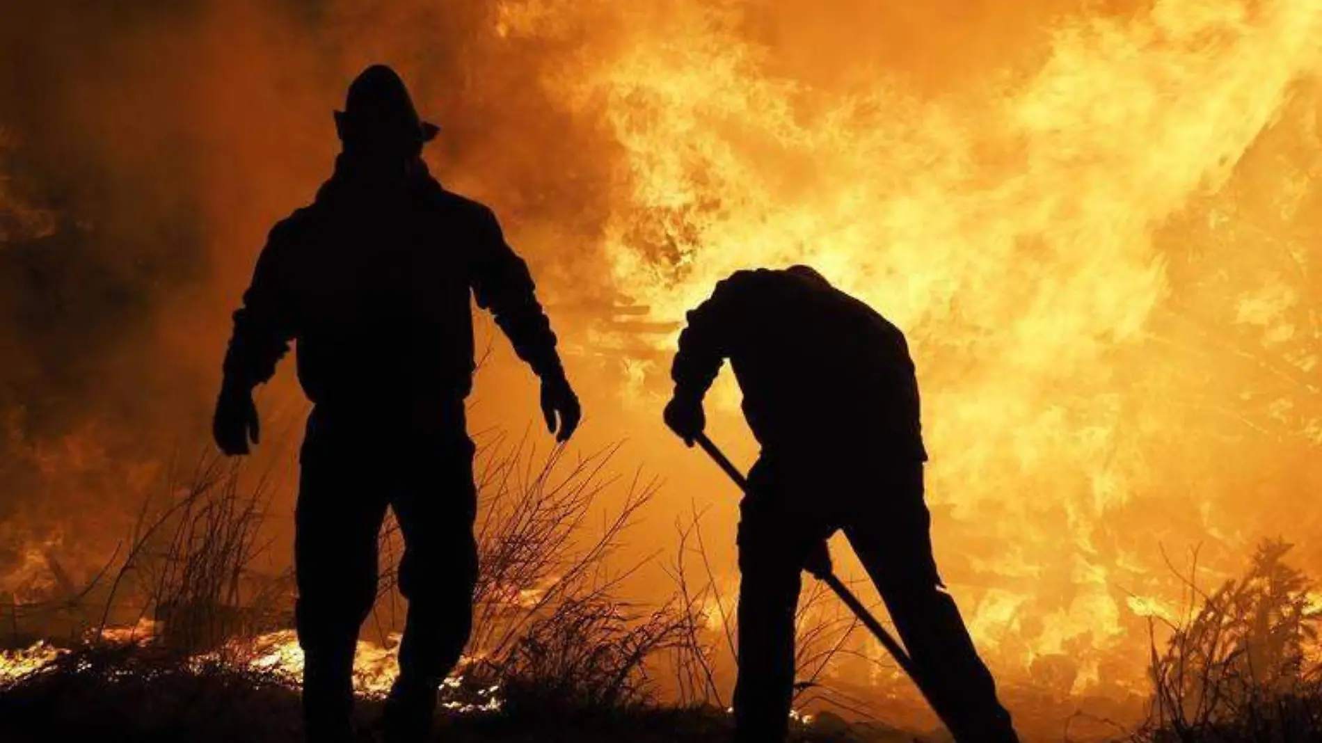 Bomberos combatiendo incendio